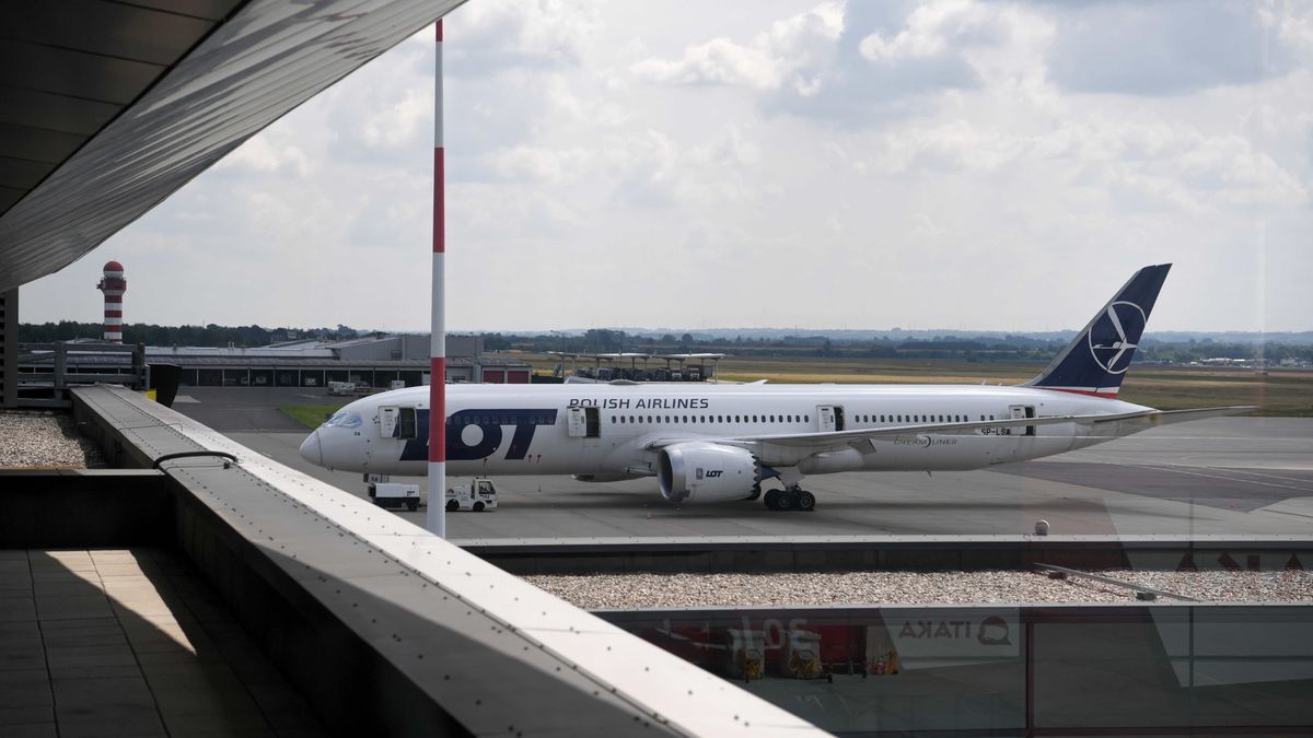 Na zdjęciu samolot na lotnisku Rzeszów-Jasionka