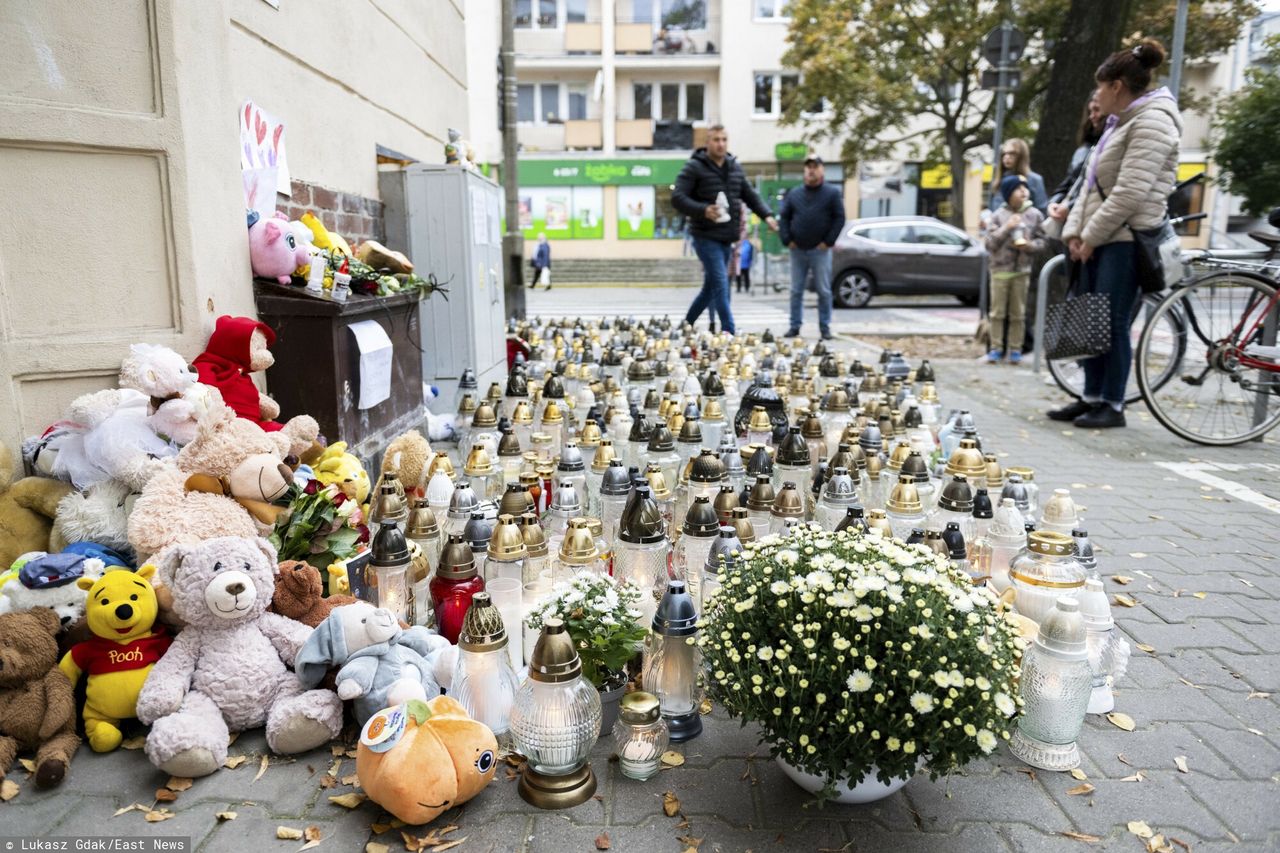 Mieszkańcy Poznania przynoszą znicze i maskotki