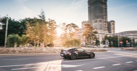 Wilk z Domaniewskiej – Aston Martin V12 Vantage S na ulicach Warszawy