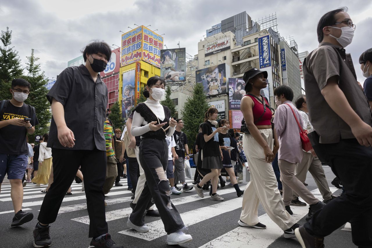 Tokyo's four-day workweek aims to boost the birth rate