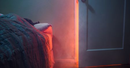 Śpisz przy otwartych drzwiach? Lepiej zamykaj sypialnię na noc