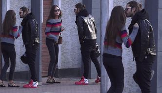Radzimir Dębski całuje dziewczynę na ulicy