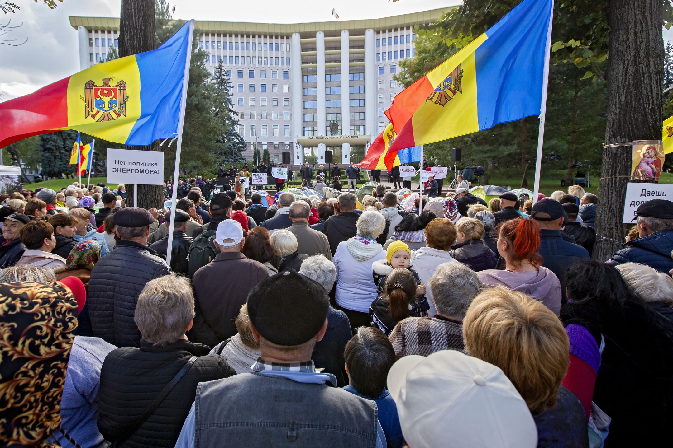 Supporters of the Shor political party attend a protest in front of the Parliament building in Chisinau, Moldova, 22 September 2022. Protesters ask for demission of President Sandu and the government, accusing them of incompetence and being responsible for an inefficient economy, inflation and a rapid increase of prices. EPA/DUMITRU DORU Dostawca: PAP/EPA.