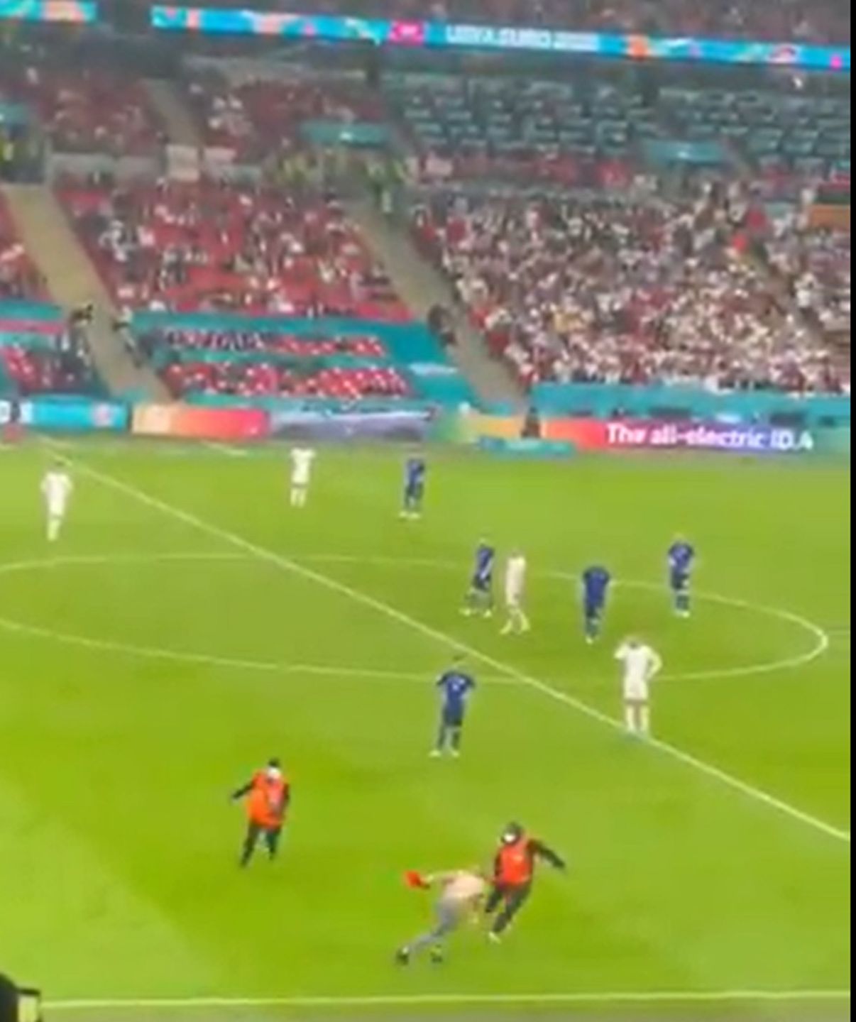 Kibic na murawie podczas finału Euro 2020