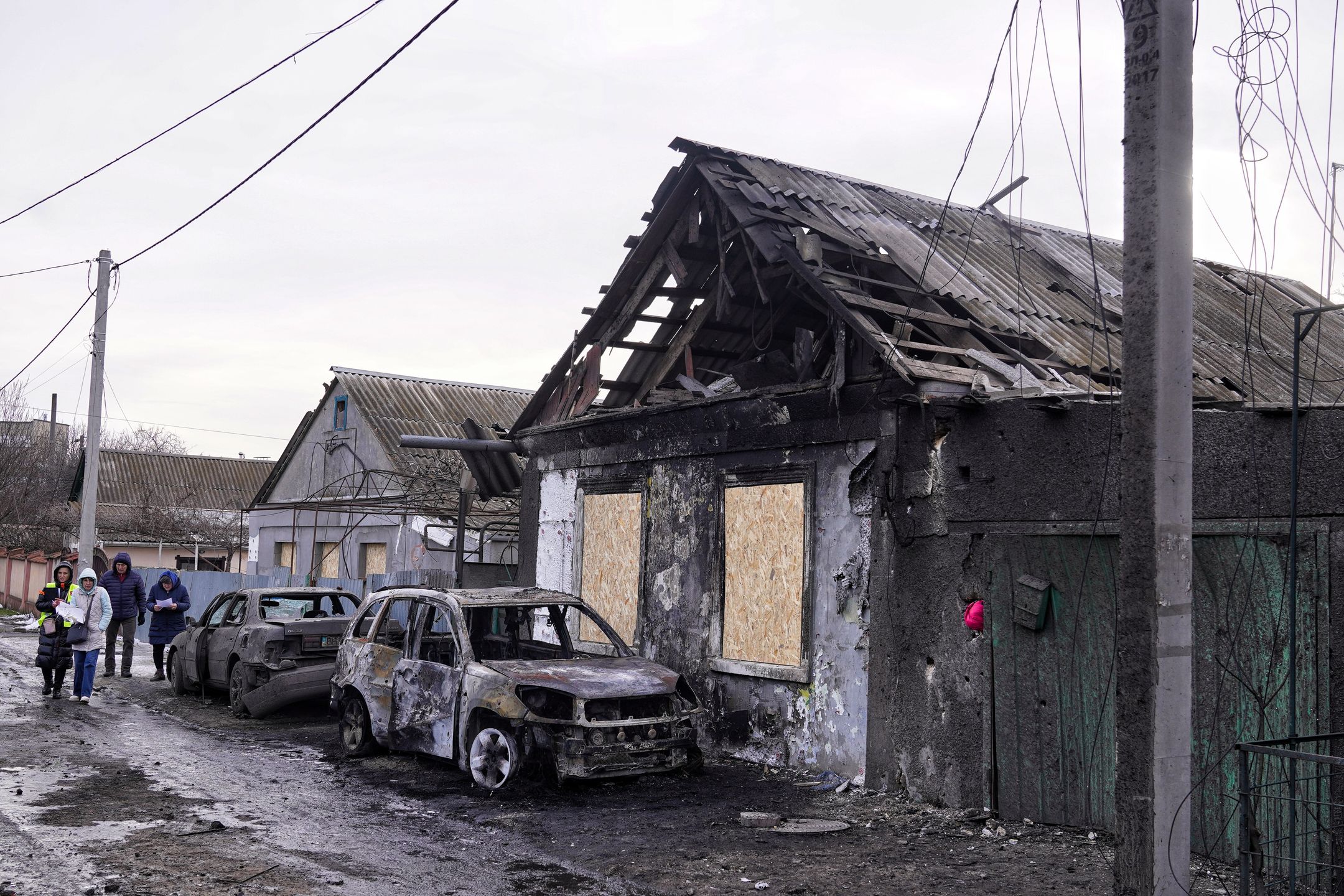 Odessa, Ukraina, 21.02.2026. Zniszczenia po rosyjskim ataku dronowym na Odessę, 21 bm. W wyniku uderzenia dronów Shahed uszkodzony został budynek szkoły średniej a także prywatne domy i samochody. Trwa inwazja Rosji na Ukrainę. (jm) PAP/Alena Solomonova