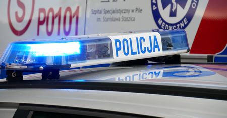 Kierująca Cuprą uderzyła w drzewo, trafiła do szpitala