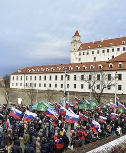 Słowacja. Rękoczyny w parlamencie podczas debaty na temat obecności wojsk USA