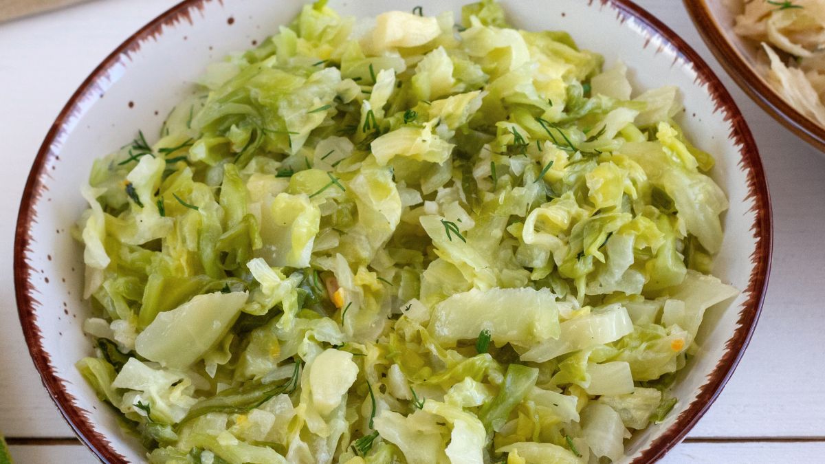 Duszona młoda kapusta