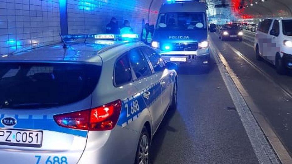 Kierowcy, którzy podróżowali tunelem Trasy WZ mogli przeżyć szok. Nagle przed maską wyrastał im mężczyzna uzbrojony w dwa bagnety i wymachiwał nimi (Policja)