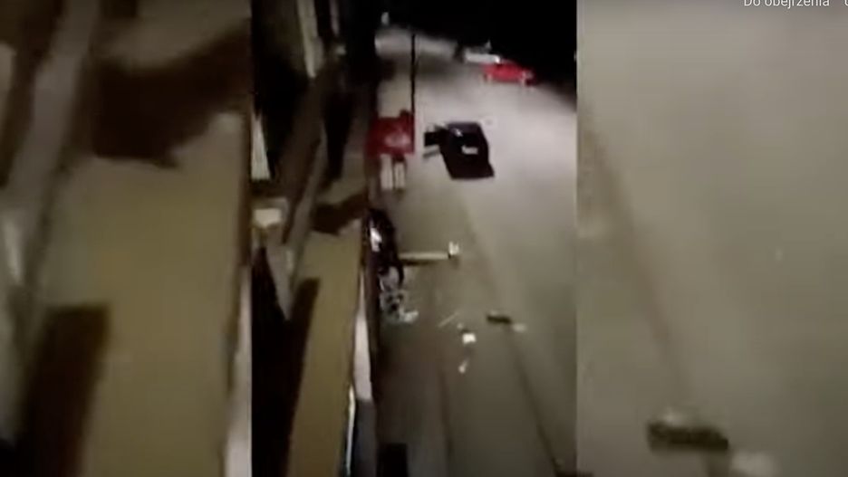 Międzybórz. Kolejne nagranie z napadu na bankomat. "Będę strzelał!"