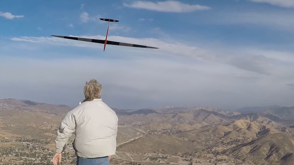 Rekord świata w prędkości zdalnie sterowanego szybowca. Nie mrugajcie, bo przegapicie [Wideo] 1