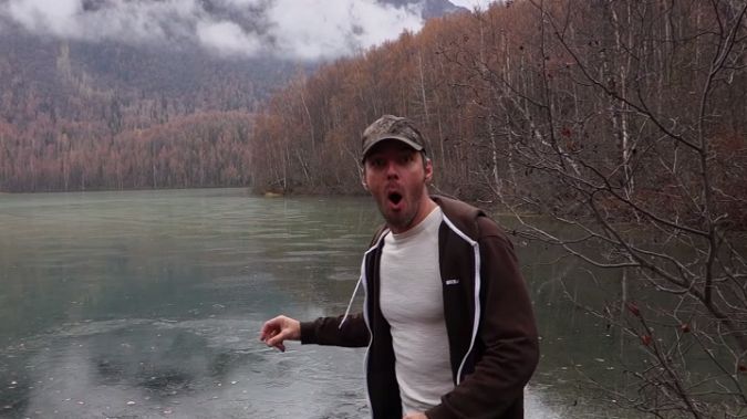 Film dnia: Najfajniejszy dźwięk świata! Mężczyzna puszcza kaczki na zamarzniętym jeziorze na Alasce 1