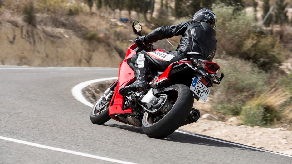 Honda VFR800F - to w tego typu motocyklu sportowo-turystycznym miałby pojawić się dron.