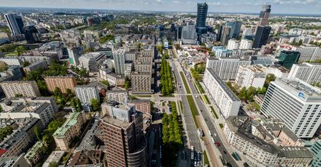 W Warszawie chcą postawić wielki apartamentowiec tuż przy torach i jezdni