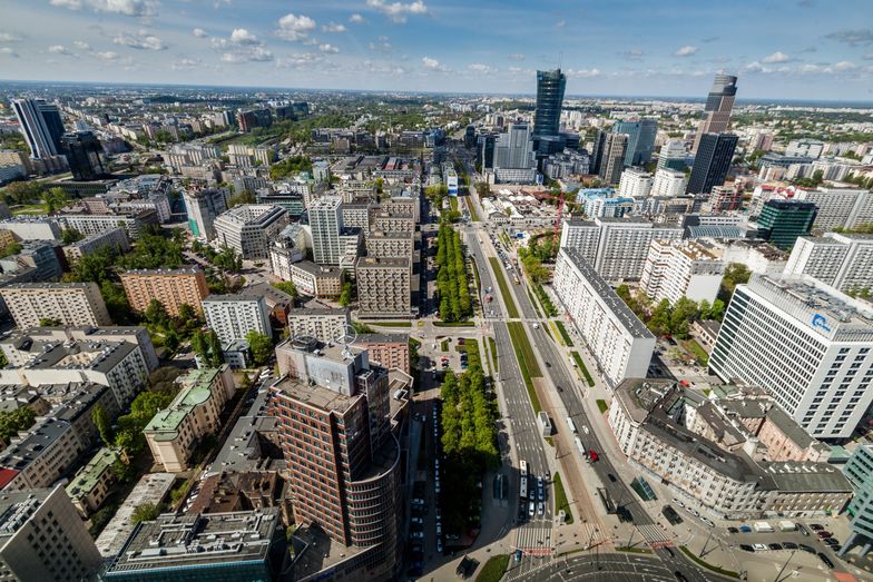 W Warszawie chcą postawić wielki apartamentowiec tuż przy torach i jezdni