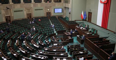 Nowy sondaż: PiS ucieka partii Tuska, fatalny wynik Hołowni