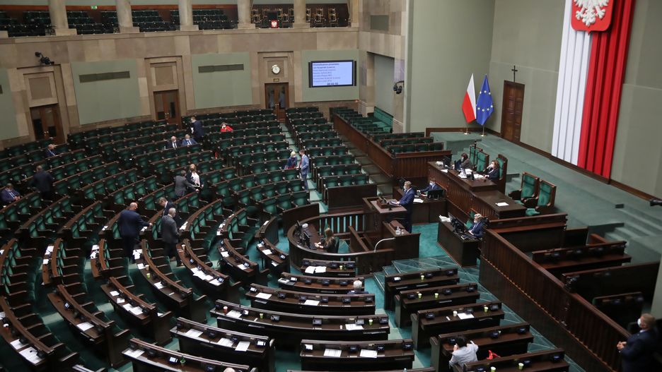 Nowy sondaż: PiS ucieka partii Tuska, fatalny wynik Hołowni