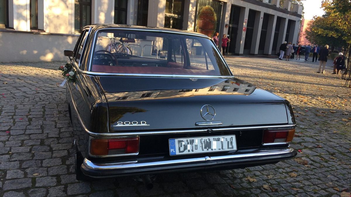 Mercedes-Benz W115 200D z 1969 roku od samego początku jeździł po polskich drogach