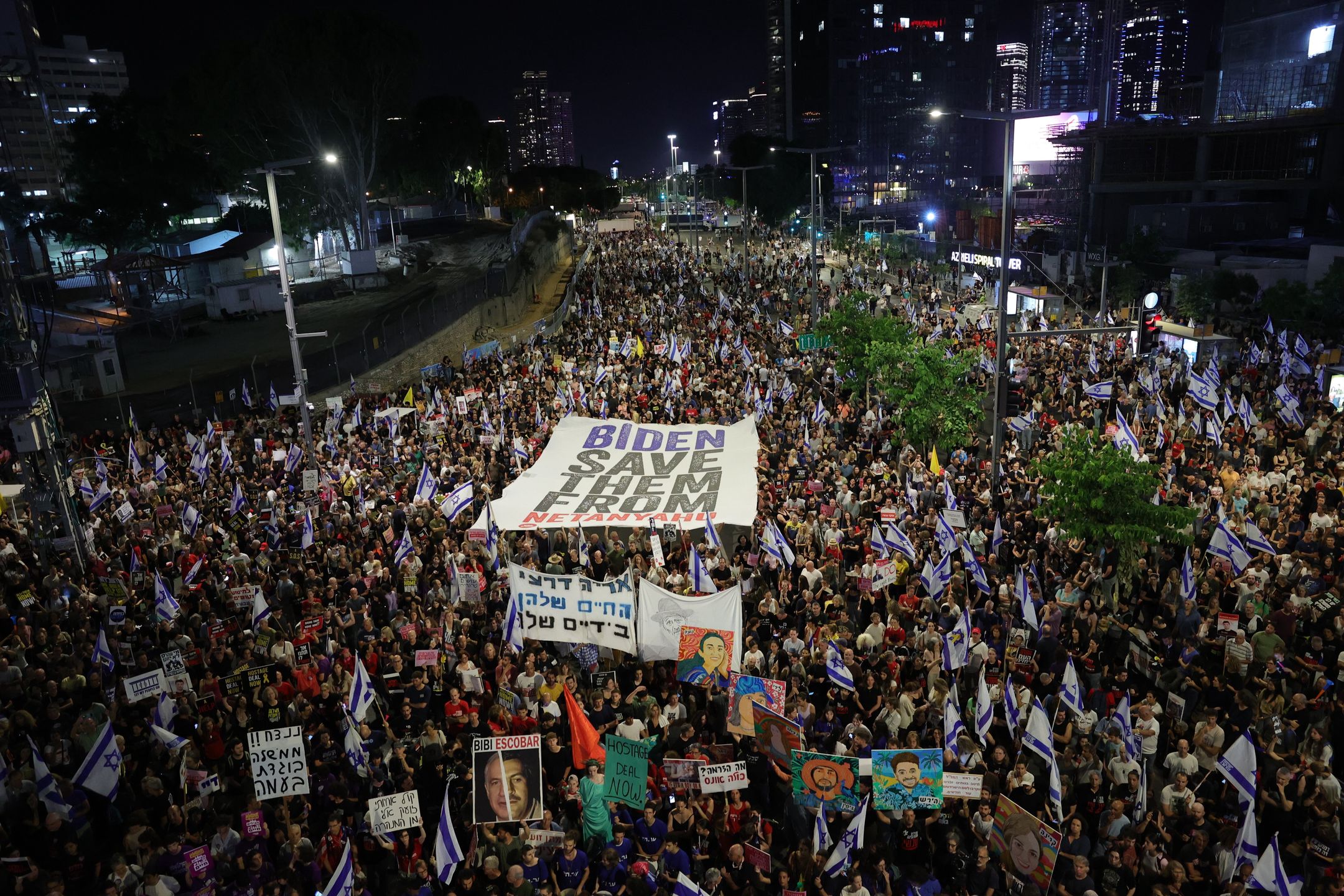 Protesters demand release of hostages in Tel Aviv
epa11384189 Protesters carrying a large banner take to the streets to call on the Israeli cabinet to sign a hostage deal and hold early elections during a demonstration outside the Kirya military headquarters in Tel Aviv, Israel, 01 June 2024. According to the Israeli military, 125 Israeli hostages are still held by Hamas in the Gaza Strip. The protest comes a day after an announcement by US President Biden on 31 May urging Israel and Hamas to accept a new deal for a permanent ceasefire that includes ending the military operations in Gaza and the return of the Israeli hostages.  EPA/ABIR SULTAN 
Dostawca: PAP/EPA.
ABIR SULTAN