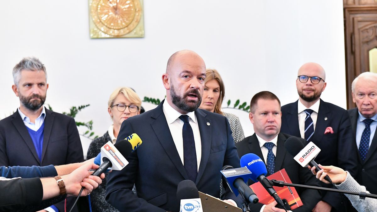 Wrocław, 20.09.2022. Prezydent Wrocławia Jacek Sutryk (3L), skarbnik miasta Wrocławia Marcin Urban (3P), sekretarz miasta Wrocławia Włodzimierz Patalas (P) oraz wiceprezydenci Wrocławia Jakub Mazur (2P) i Renata Granowska (4P) na konferencji prasowej dotyczącej postępowania przetargowego na dostawę energii elektrycznej dla Wrocławia. (aldg) PAP/Maciej Kulczyński