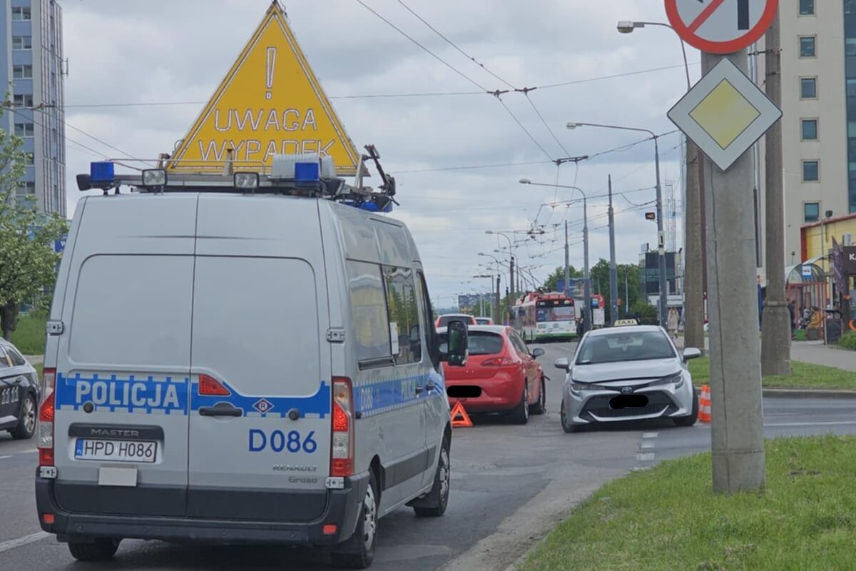 Zderzenie trzech aut na skrzyżowaniu ul. Zana i Jana Sawy w Lublinie