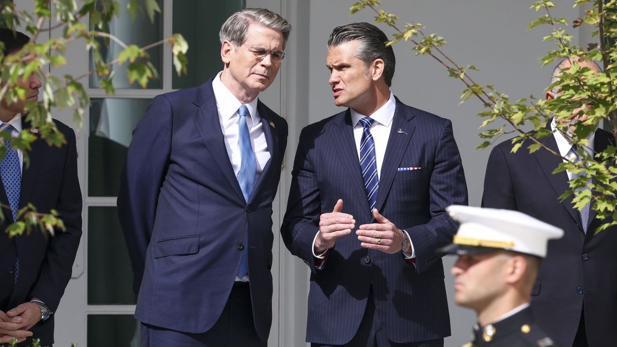 US Treasury Secretary Scott Bessent (L) and US Secretary of Defense Pete Hegseth (R) look on during a military troop review by Chinese President Xi Jinping, his wife Peng Liyuan, US President Donald Trump, and First Lady Melania Trump during a state arrival ceremony at the White House in Washington, DC, USA, 24 September 2026. President Xi's three-day state visit is his first to DC in 11 years. EPA/JIM LO SCALZO Dostawca: PAP/EPA.