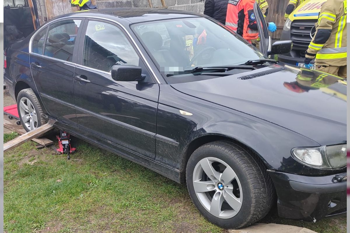 Przygniotło go bmw, które naprawiał. Lekarze walczą o jego życie