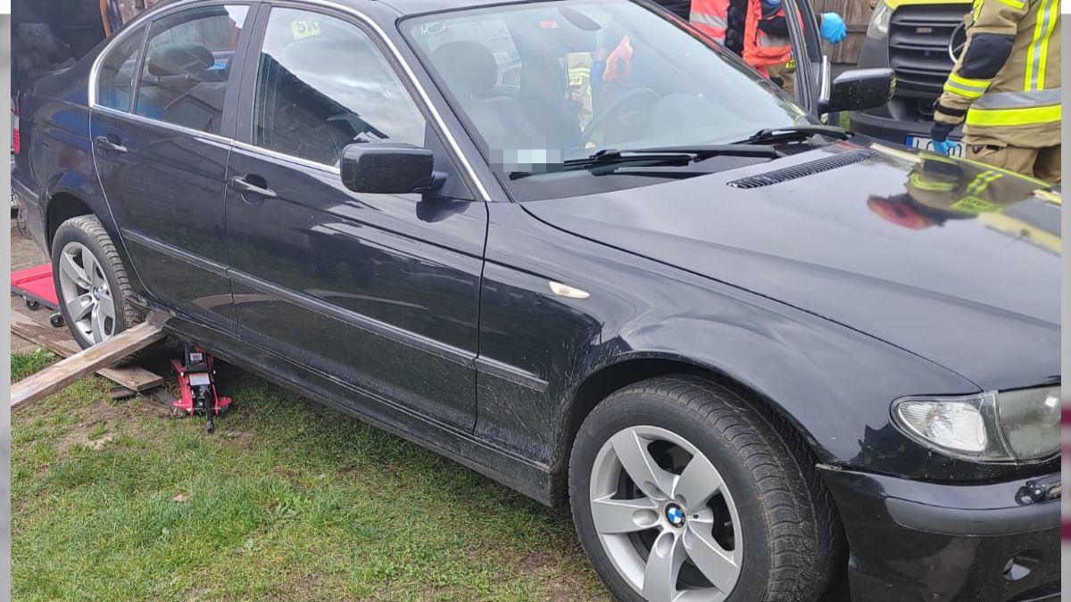 BMW przygniotło mężczyznę, który je naprawiał