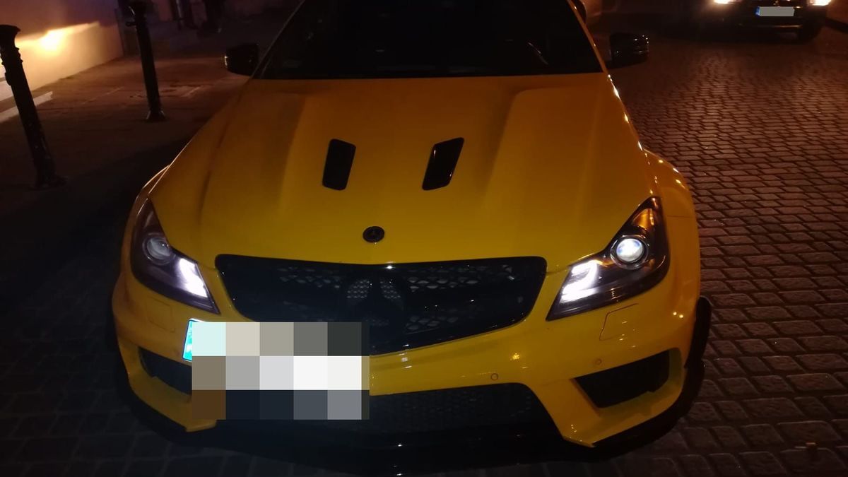 Policjanci zatrzymali kierującemu mercedesem dowód rejestracyjny za zbyt głośny wydech