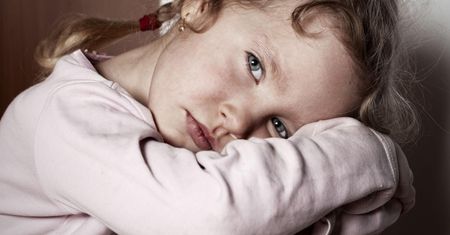 Doświadczenie biedy w dzieciństwie może mieć negatywne psychologiczne skutki w dorosłości