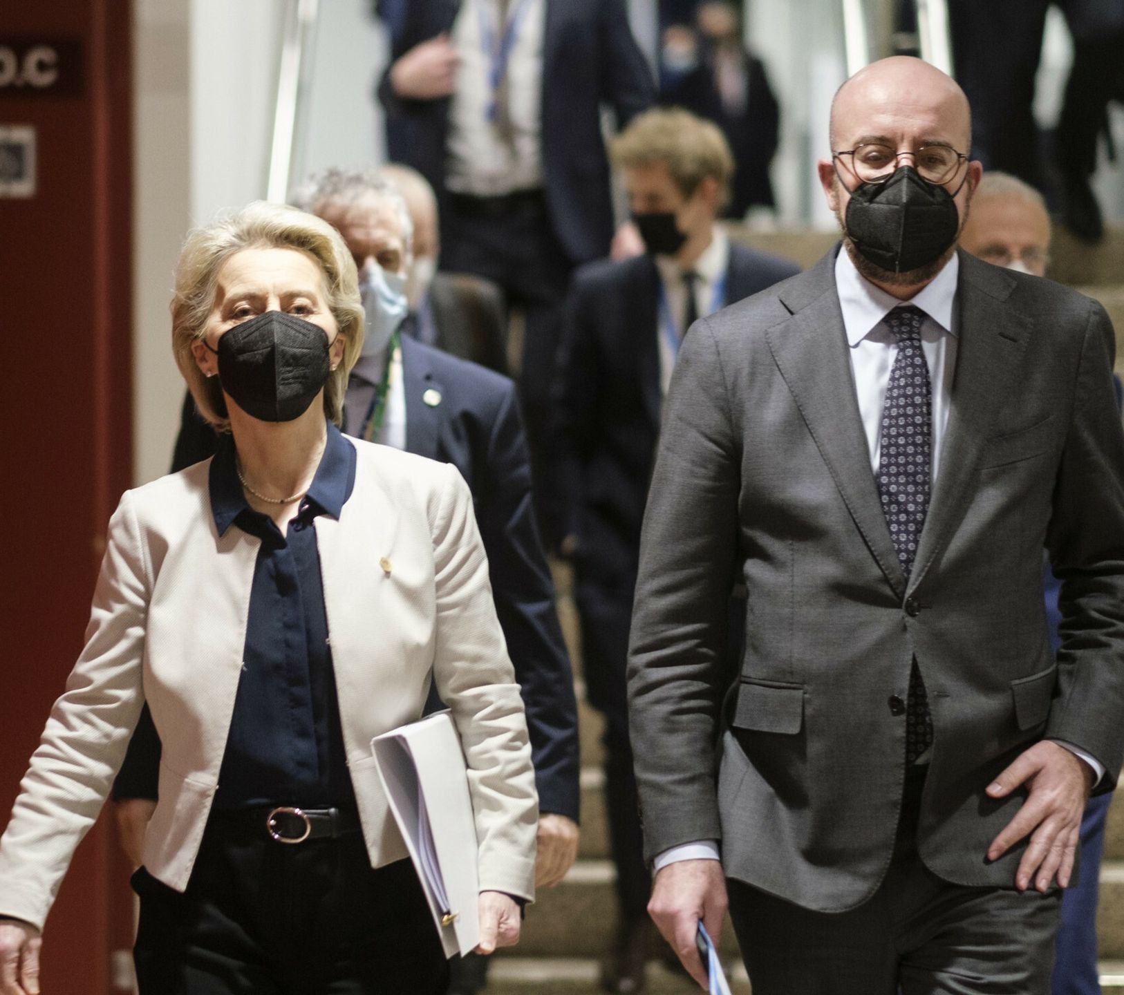 Unia nie tylko nie zdecydowała się jak dotąd na odcięcie Rosji od SWIFT, ale także nie wsparła na razie amerykańskich restrykcji wobec rosyjskich największych banków Sbierbanku i VTB. Oznacza to, że nadal mogą one prowadzić transakcje w euro.