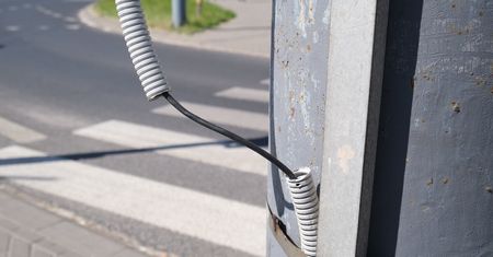 Trochę to dziwne. Ten kabel nie powinien tak wisieć na słupie
