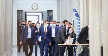 Hartwich tłumaczy pogoń za Morawieckim. "Dworczyk mnie popychał"