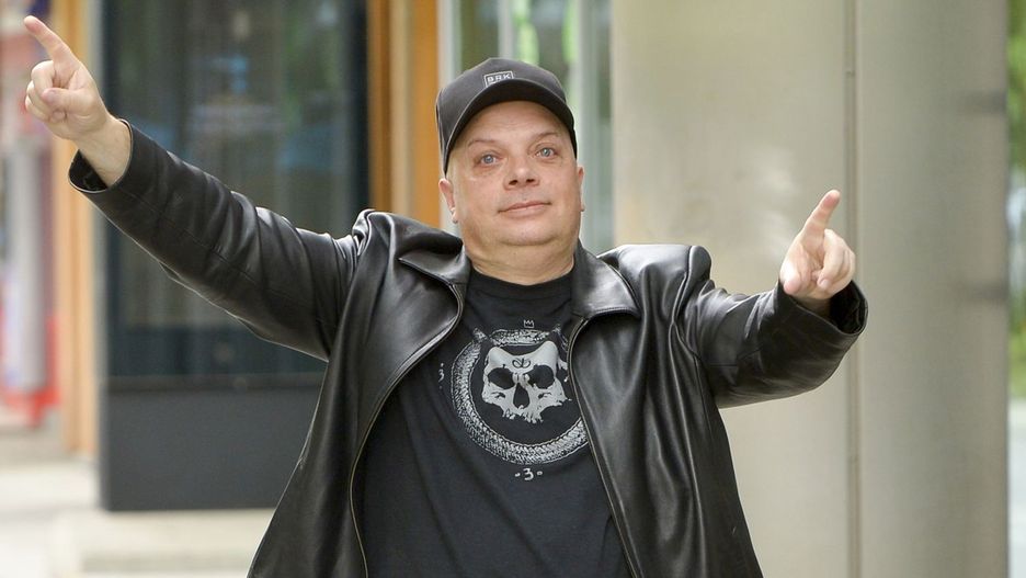 scena z: Krzysztof Skiba, SK:, , fot. Norbert Nieznanicki/AKPA
buty czarne, czapka z daszkiem, czapka z daszkiem czarna, Gwiazdy DDTVN, koszulka czarna, koszulka z nadrukiem, kurtka skórzana, kurtka skórzana czarna, maj 2021, poza, spodnie czarne, sylwetka, Krzysztof Skiba