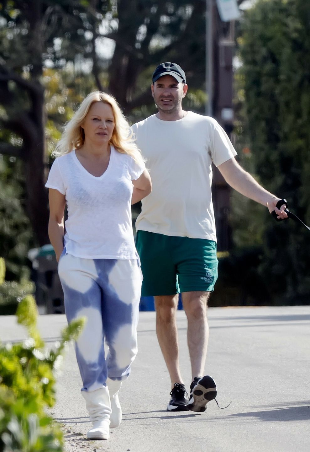 Pamela Anderson na spacerze z mężem "złotą rączką"