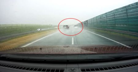 W deszczu jeździmy na światłach mijania. Wielu kierowców nie przestrzega tego przepisu