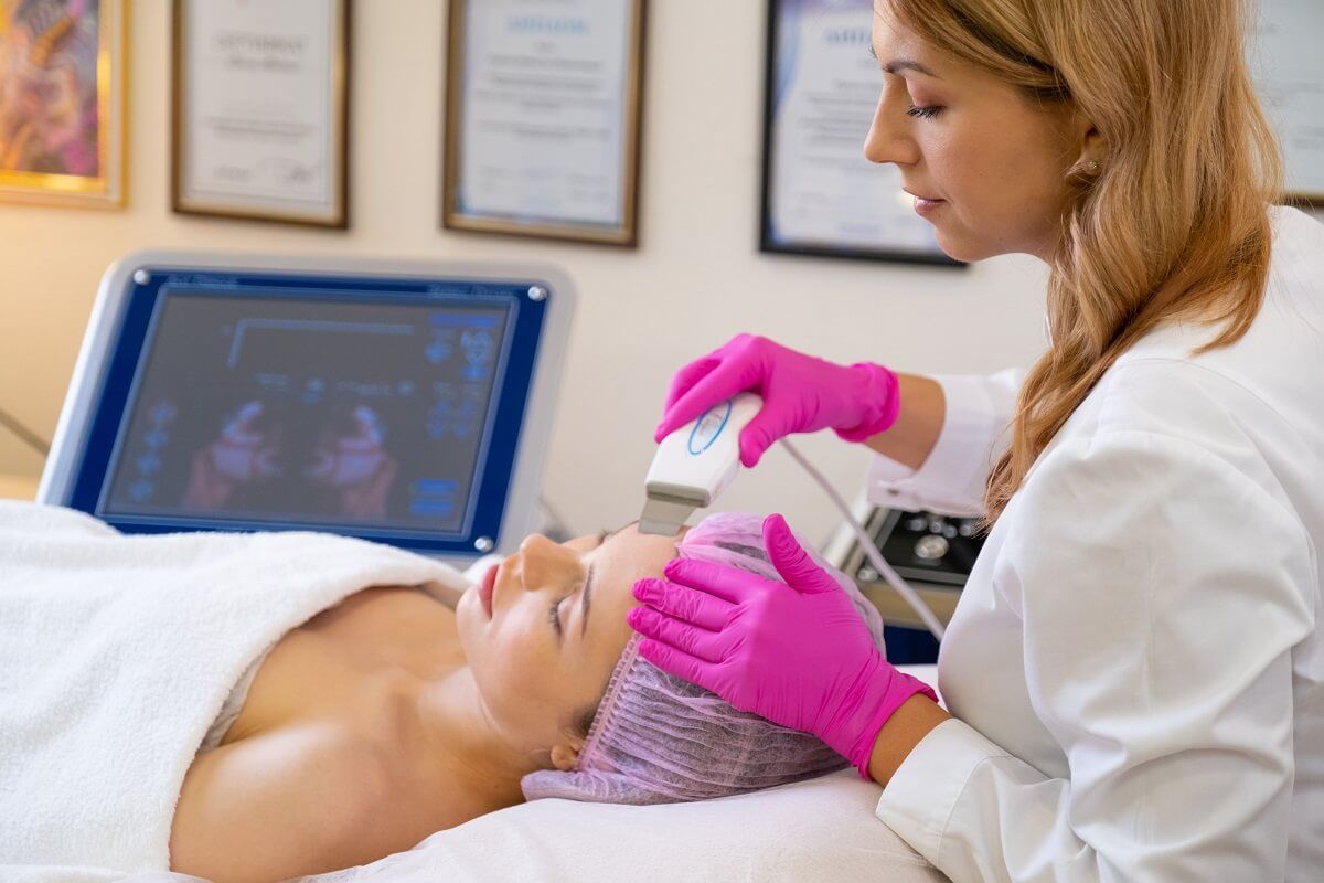 kobieta w salonie spa - zabiegi kosmetyczne dla kobiet