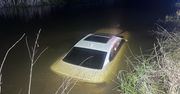 Luksusowe Volvo wpadło do rzeki. 36-letni kierowca uciekł przez szybę dachową
