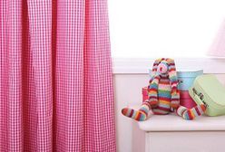 Modna dekoracja okna w pokoju dziecięcym: zasłony i girlandy