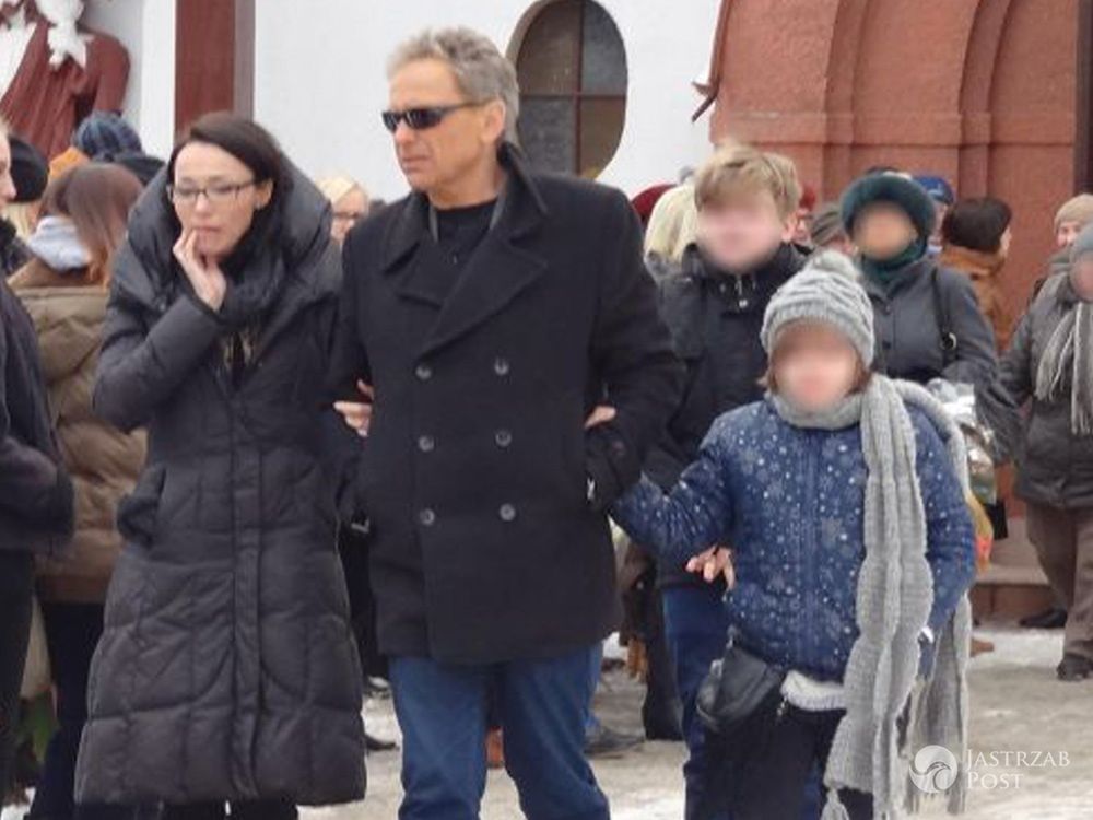 Jacek Borkowski z córką Karoliną na pogrzebie żony (fot. East News)