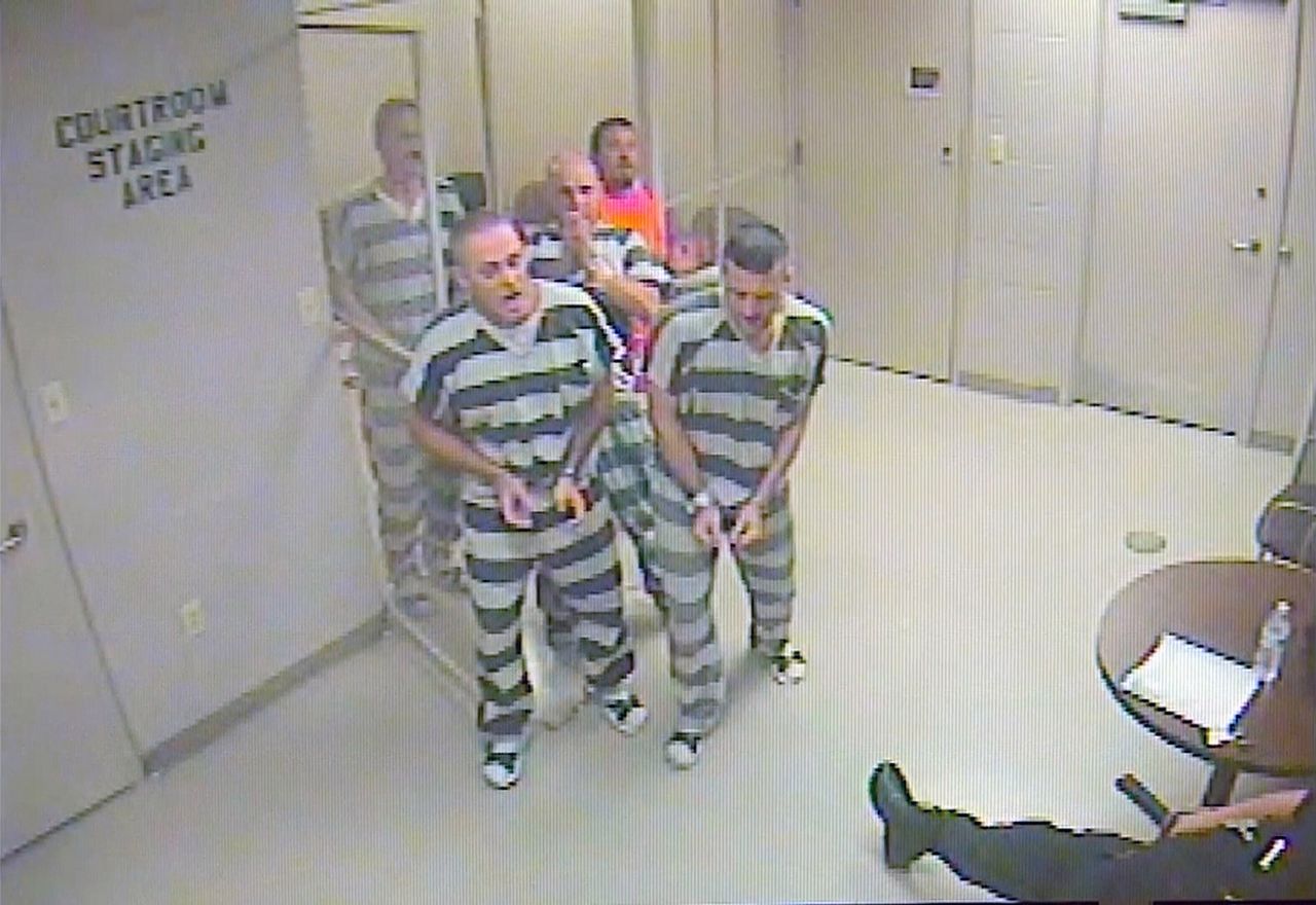 Kryminaliści wyważyli drzwi celi, by uratować strażnika