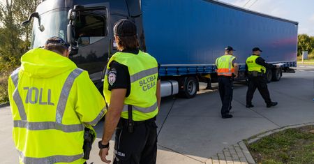 Środki ochrony roślin przemycane przez polską granicę. Na rynku mnóstwo podróbek
