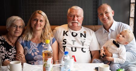 Lech Wałęsa ogłosił, że ponowie zostanie ojcem. Nowiny pojawiły się w trudnym dla niego czasie
