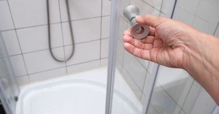 Odkryłam płyn, po którym szyba kabiny prysznicowej jest dłużej czysta
