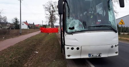 Biała Wieś. Nie żyje pieszy potrącony przez autobus