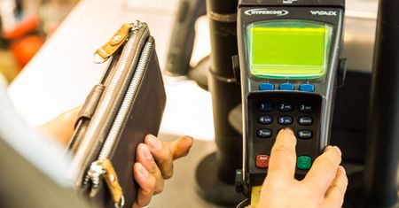 Bank bezprawnie zablokował kartę. Sąd uznał, że za to należy się zadośćuczynienie