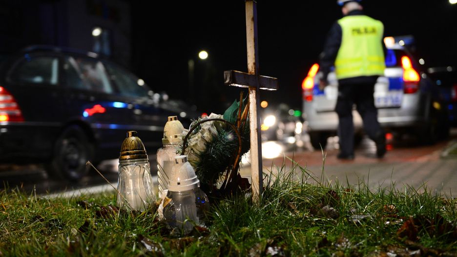 Miejsce tragicznego potrącenia dzieci w Bełchatowie. Tymczasem Norwegia osiągnęła wskaźnik "zero ofiar" wśród osób poniżej 16 roku życia.