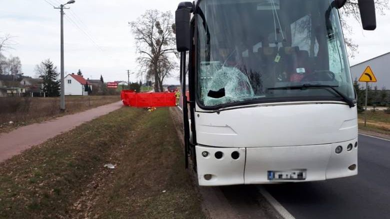 24-latek szedł jezdnią, mimo że kilka metrów dalej był chodnik