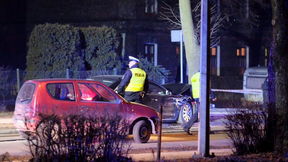 Limuzyna z Beatą Szydło uderzyła w drzewo po tym, jak omijała fiata seicento