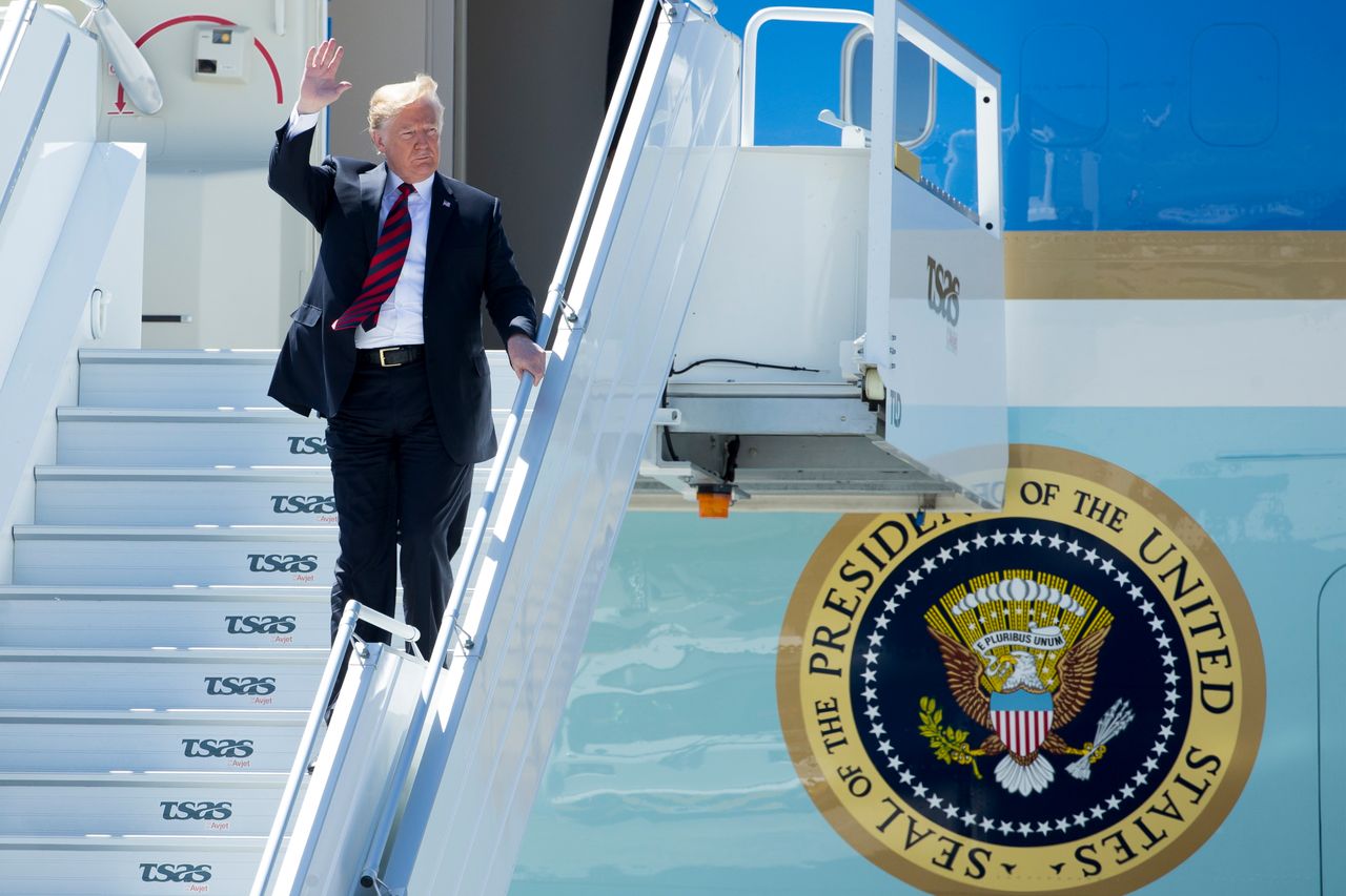 Donald Trump i Kim Dzong Un polecieli do Singapuru. Air Force One kontra Ił-62